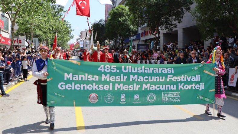 Manisa'da 8 ton mesir macunu halka saçıldı