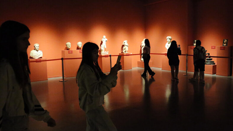 Efes Müzesi 3500 yıllık tarihsel sürece ışık tutuyor