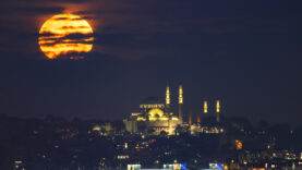 İstanbul'da Süleymaniye Camisi ve Dolunay Harika Bir Manzara Oluşturdu