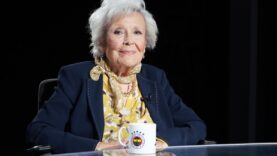 Fenerbahçe marşına hayat veren Nesrin Sipahi kimdir