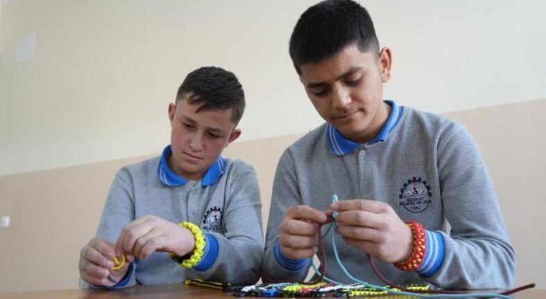 Paraşüt ipinden üretiliyor! Liseli öğrenci önce öğrendi sonra arkadaşlarına öğretti