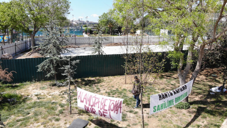 CHP'li Kadıköy Belediyesi, Kalamış Parkı'na 100 ton beton döktü: Vatandaş tepkili